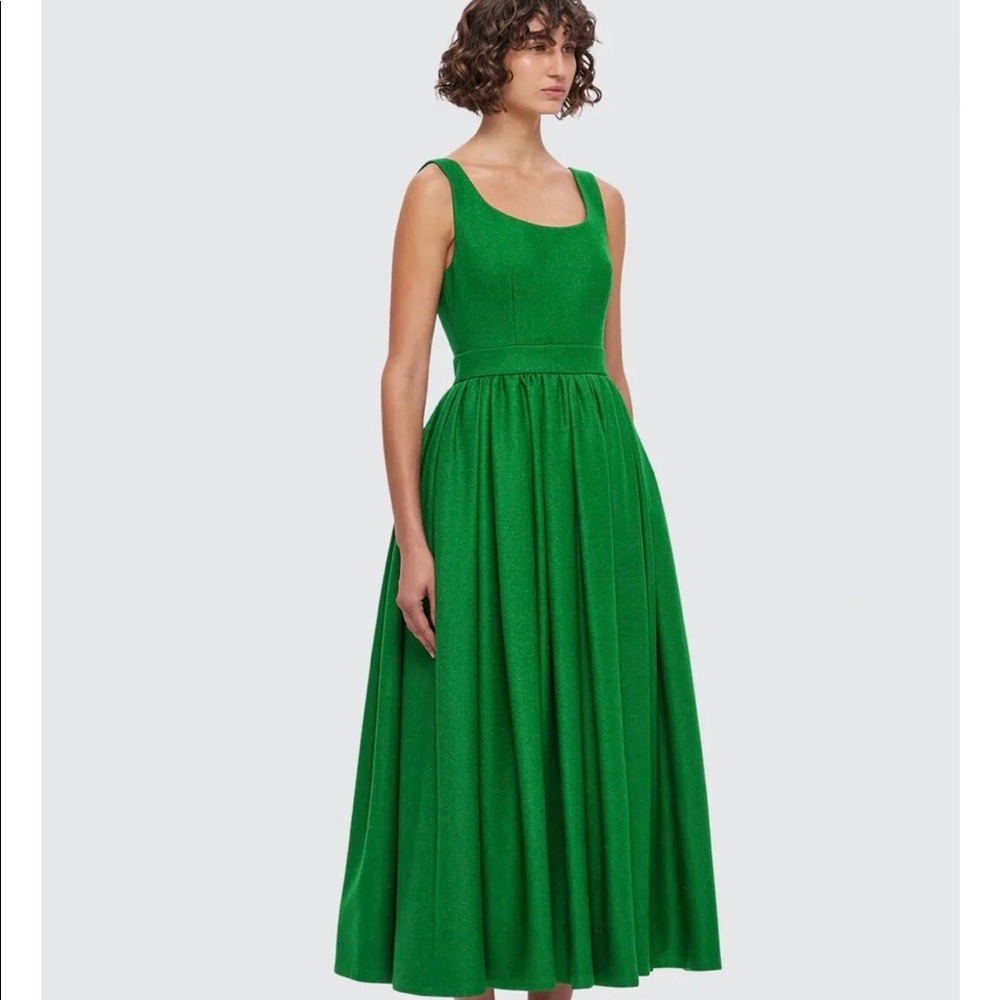 Sleeveless Green Midi Dress with Fitted Waist